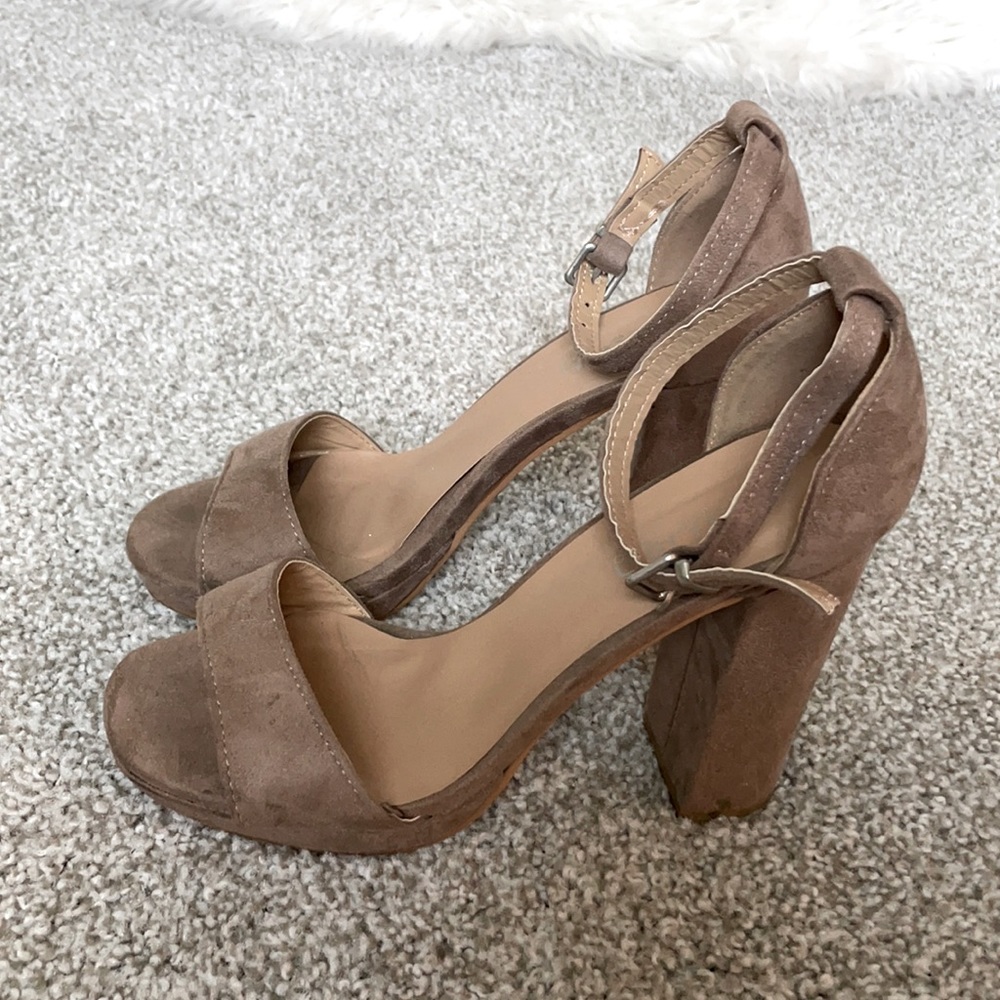 Super cute nude heels